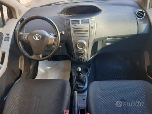 TOYOTA Yaris 1.0 BENZINA 69CV 5 porte Sol