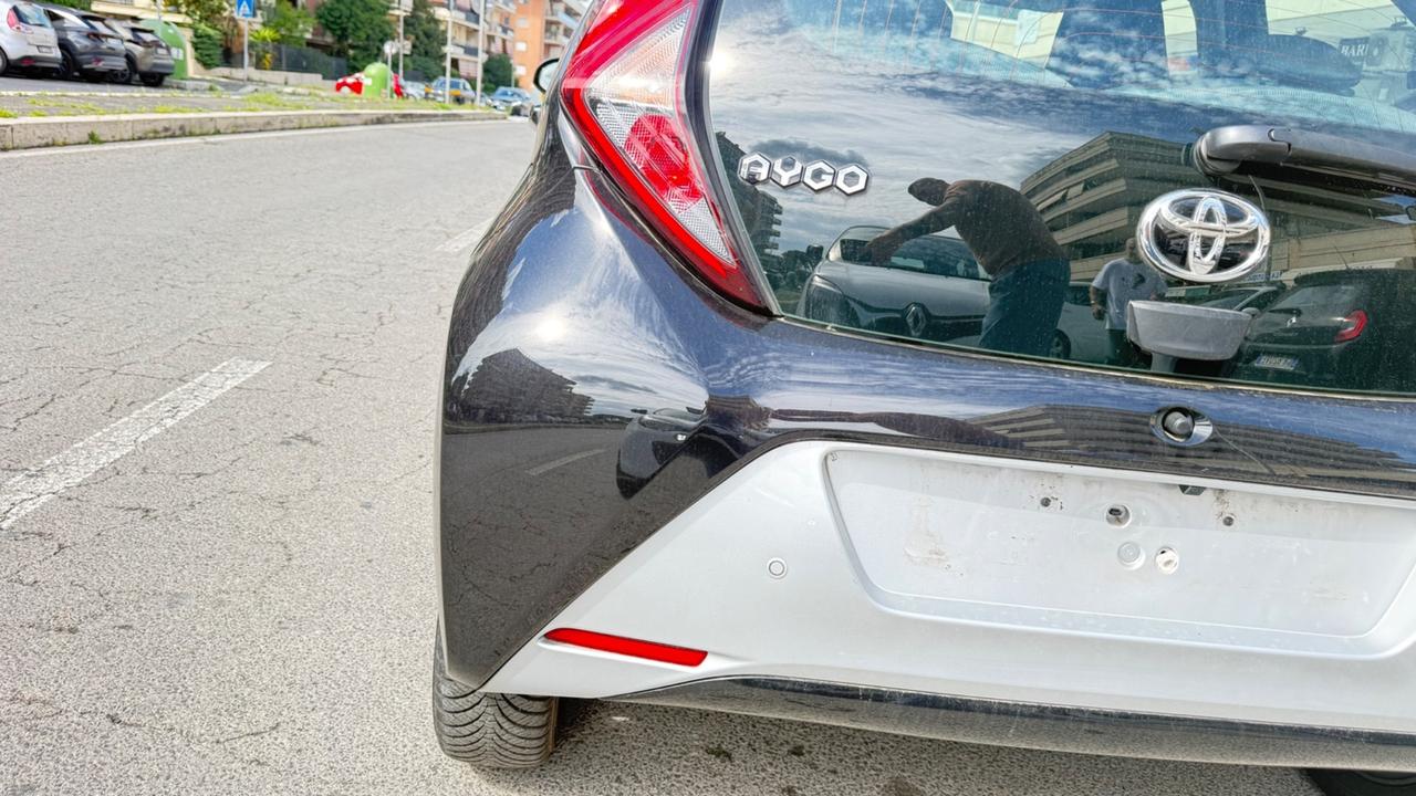 Toyota Aygo Connect 1.0 VVT-i 72 CV 5 porte x-play LED NAVI KAMERA CERCHI 16 PDC BLUETOOTH