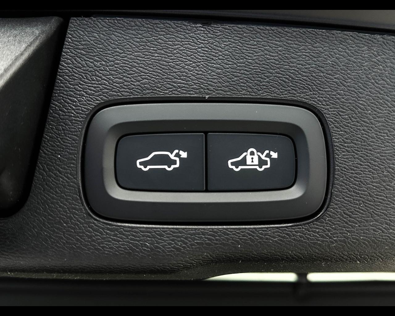 VOLVO XC60 (2017-->) - XC60 T6 Plug-in hybrid AWD automatico Plus Bright