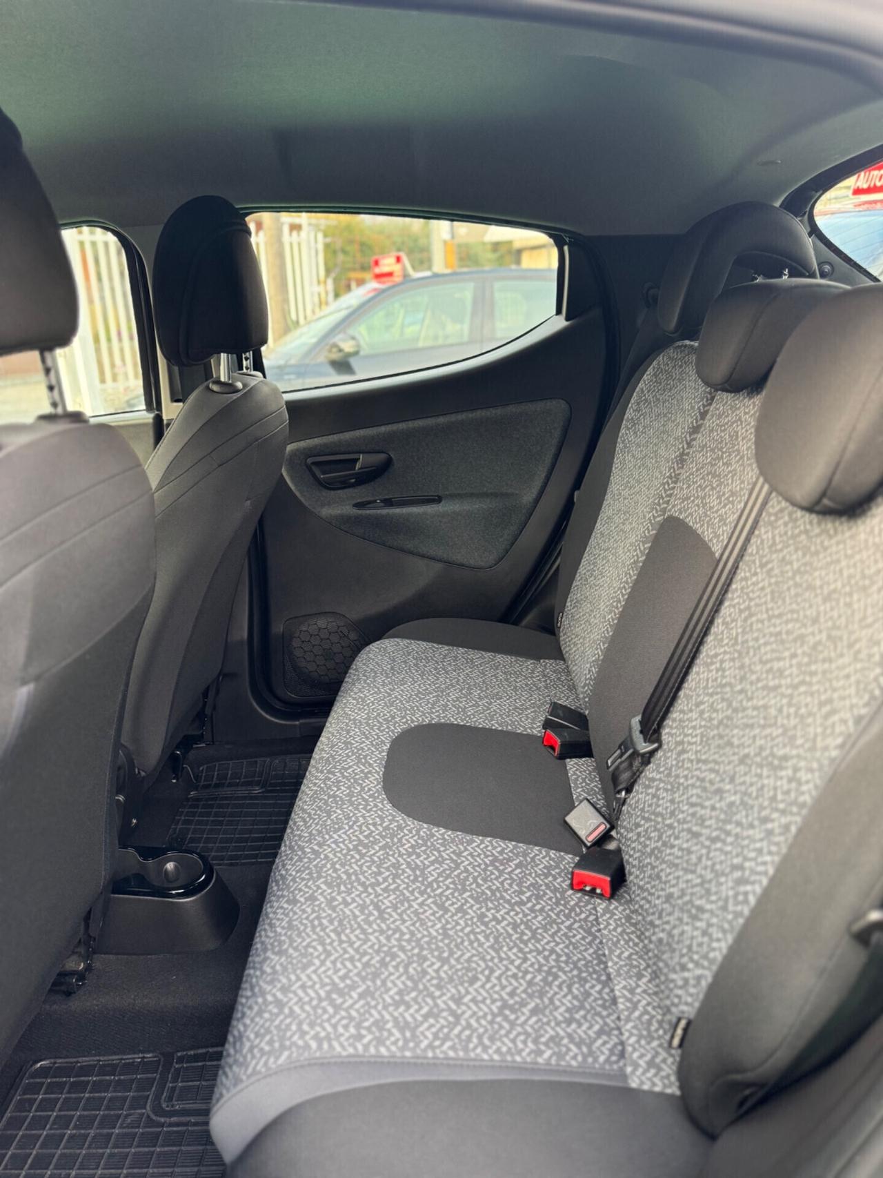 Lancia Ypsilon 1.0 FireFly 5 porte S&S Hybrid Silver