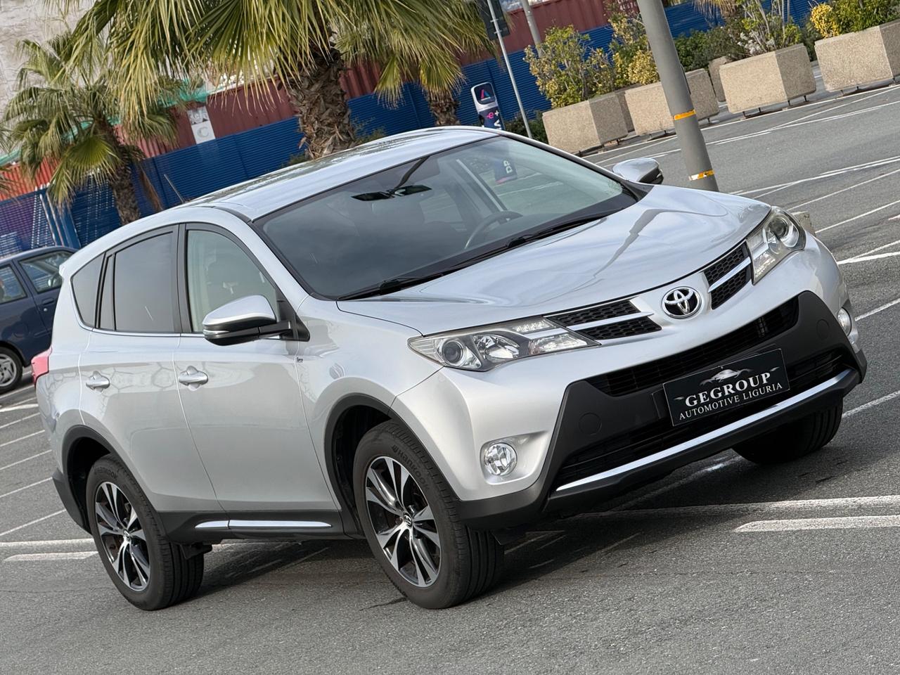 Toyota RAV 4 RAV4 2.0 D-4D 4WD Lounge-4X4-PERMUTABILE