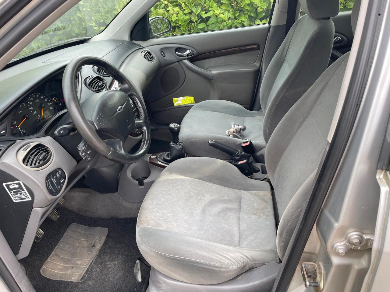 Ford Focus 1.6i 16V cat 5p. Ambiente