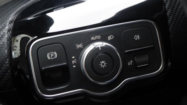 MERCEDES-BENZ A 180 d Automatic Business