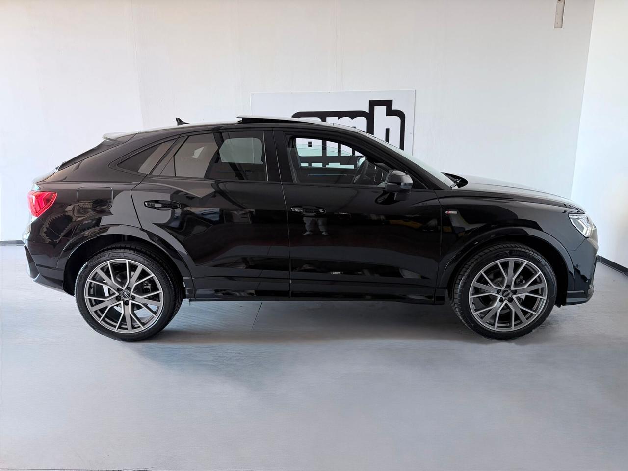 Audi Q3 35 TDI S tronic Identity Black