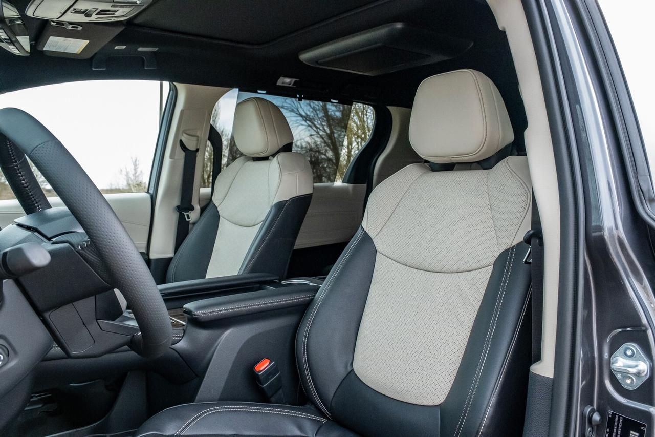 Toyota Sienna Limited Platinum Hybrid AWD
