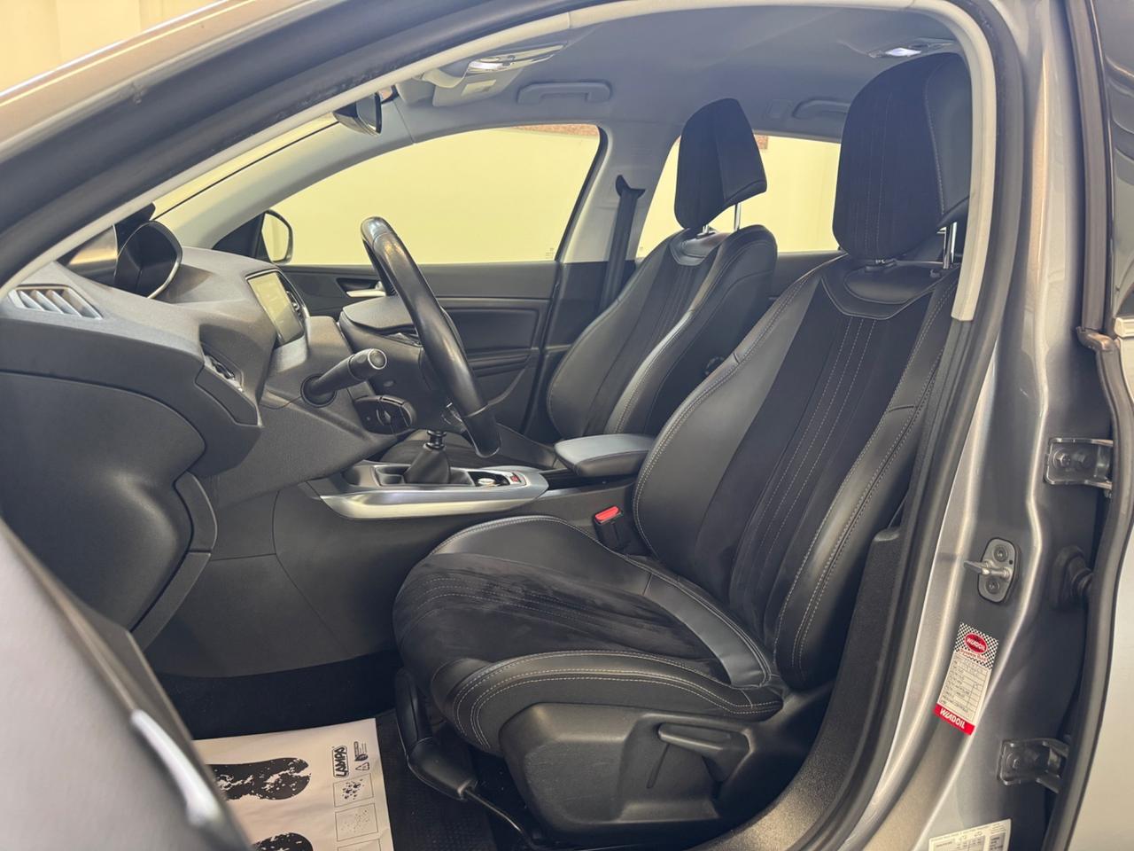 Peugeot 208 1.4 HDi 68 CV 5 porte Allure