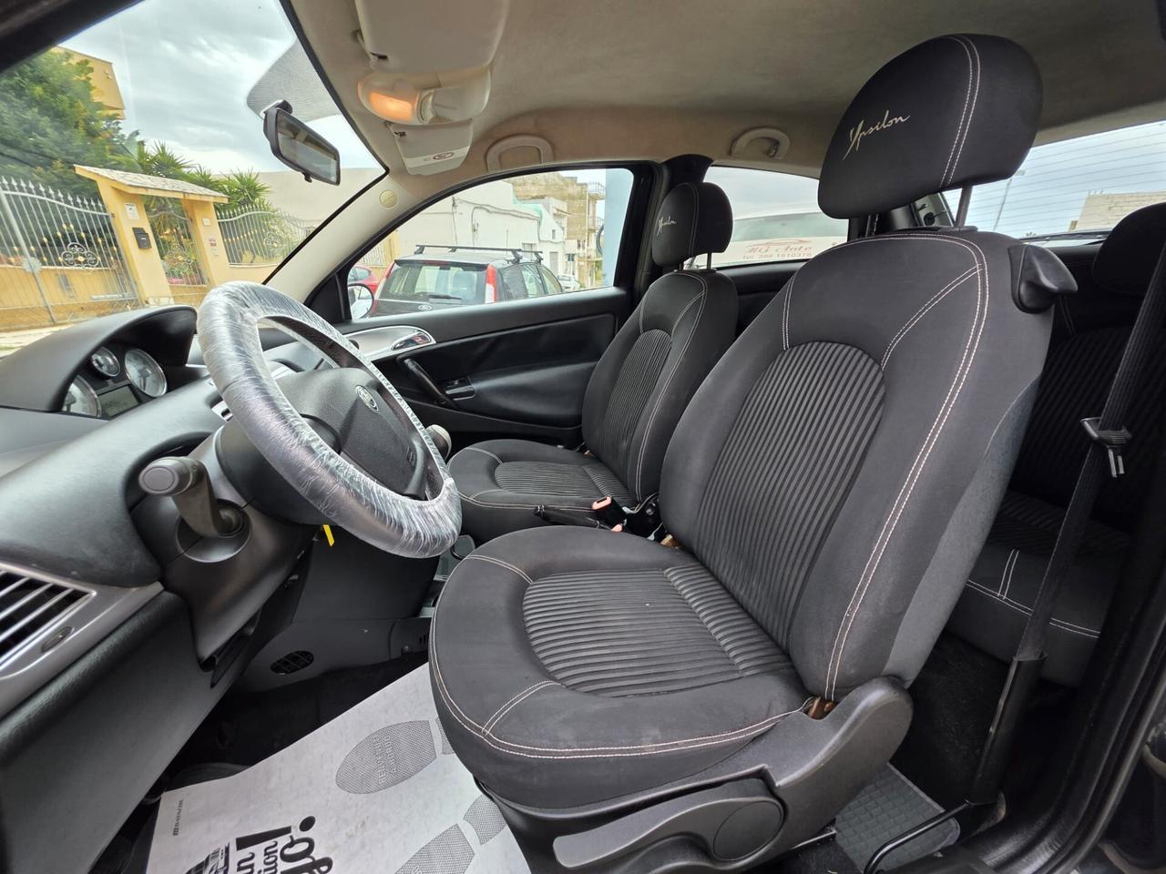 Lancia Ypsilon 1.3 MJT 105 CV Sport MomoDesign
