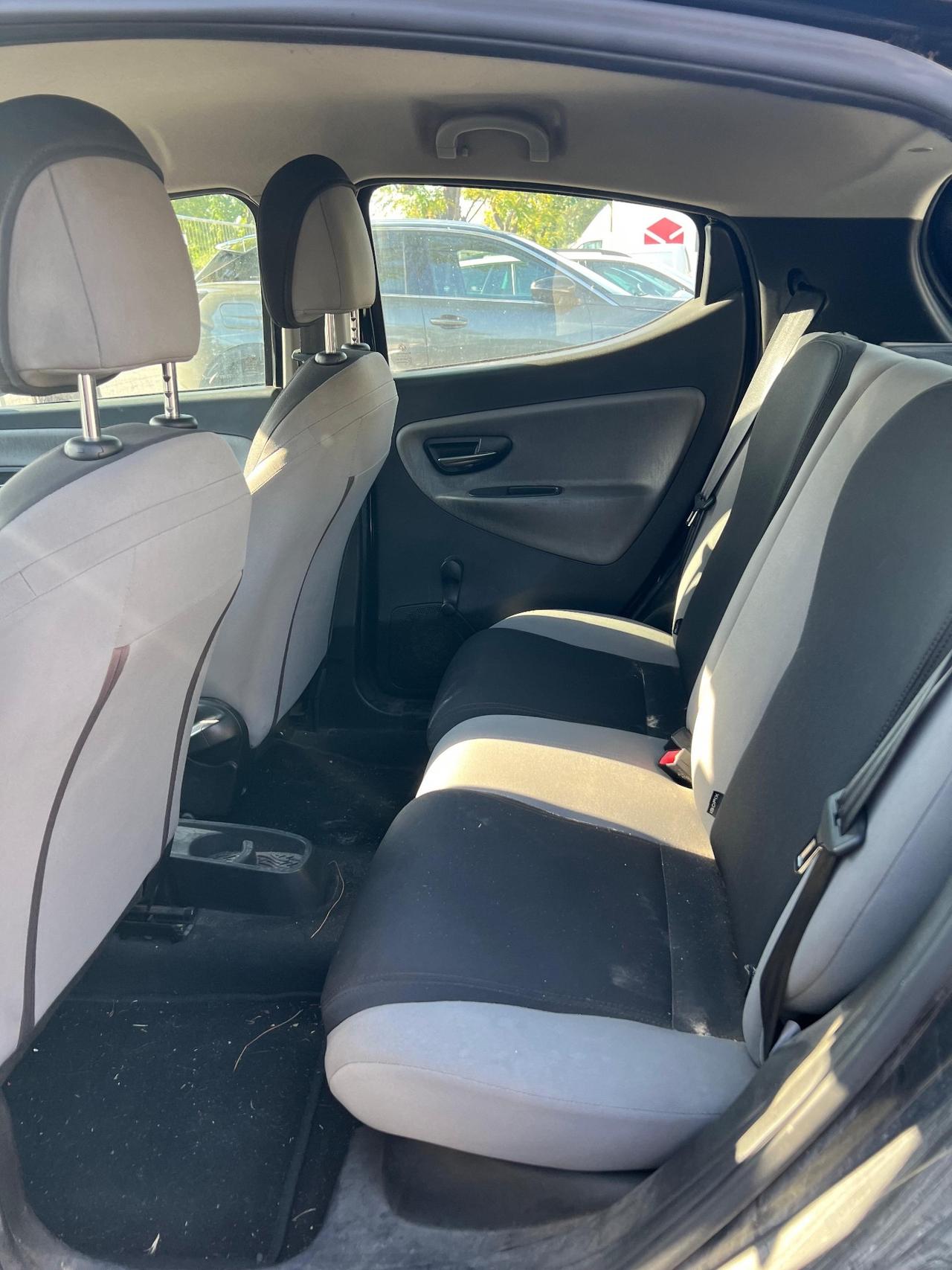 Lancia Ypsilon 0.9 TwinAir 85 CV 5 porte Metano Ecochic Silver