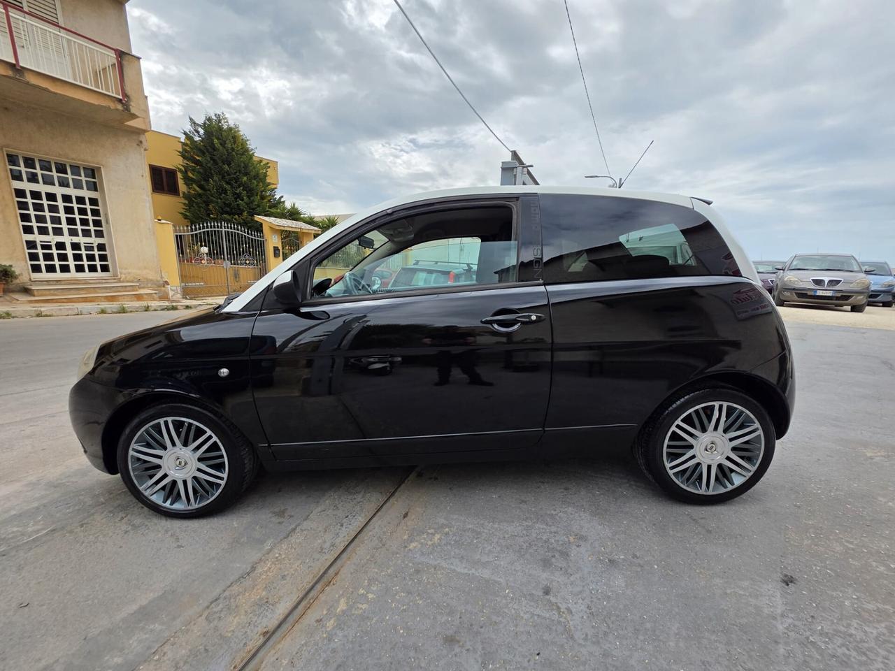 Lancia Ypsilon 1.3 MJT 105 CV Sport MomoDesign
