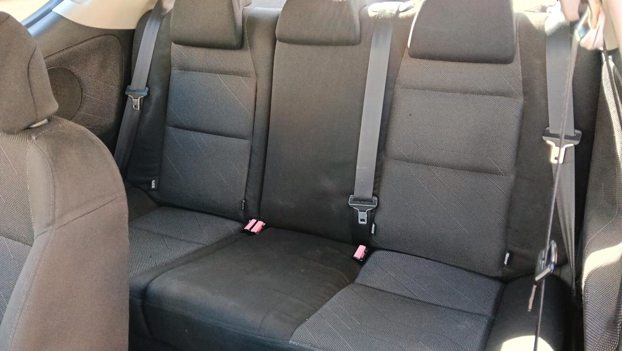 PEUGEOT 207 1.4 BENZ-2007