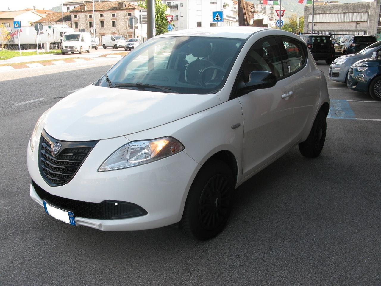 Lancia Ypsilon 0.9 TwinAir 85 CV 5 porte Metano Ecochic Silver