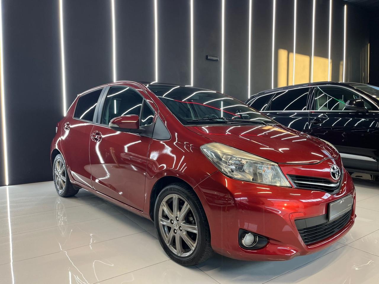 Toyota Yaris 1.4 D-4D 5 porte Lounge TETTO OK NEOPATENTATI
