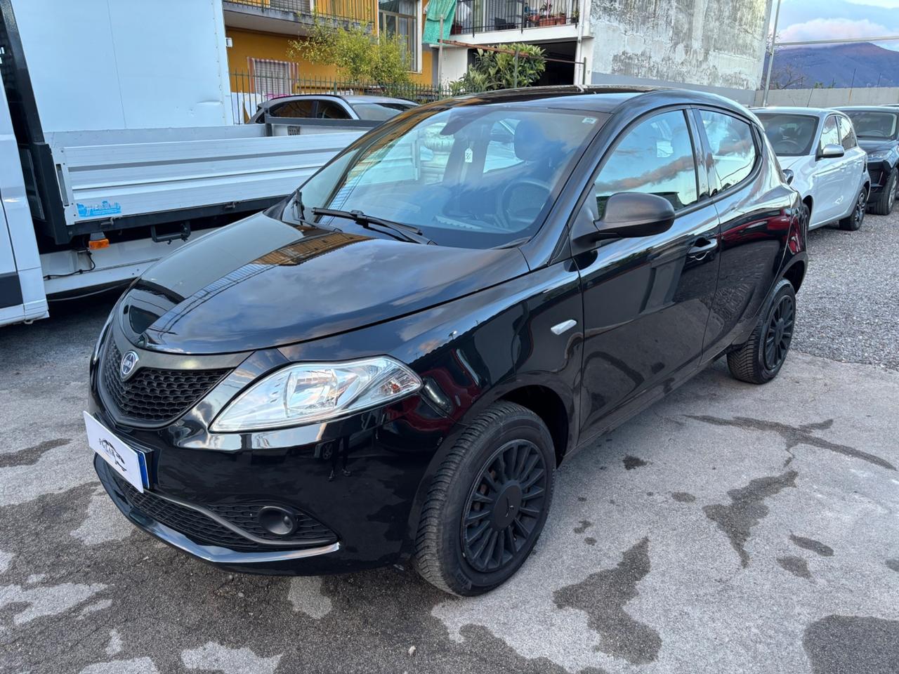 Lancia Ypsilon 0.9 TwinAir 85 CV 5 porte Metano Ecochic Silver