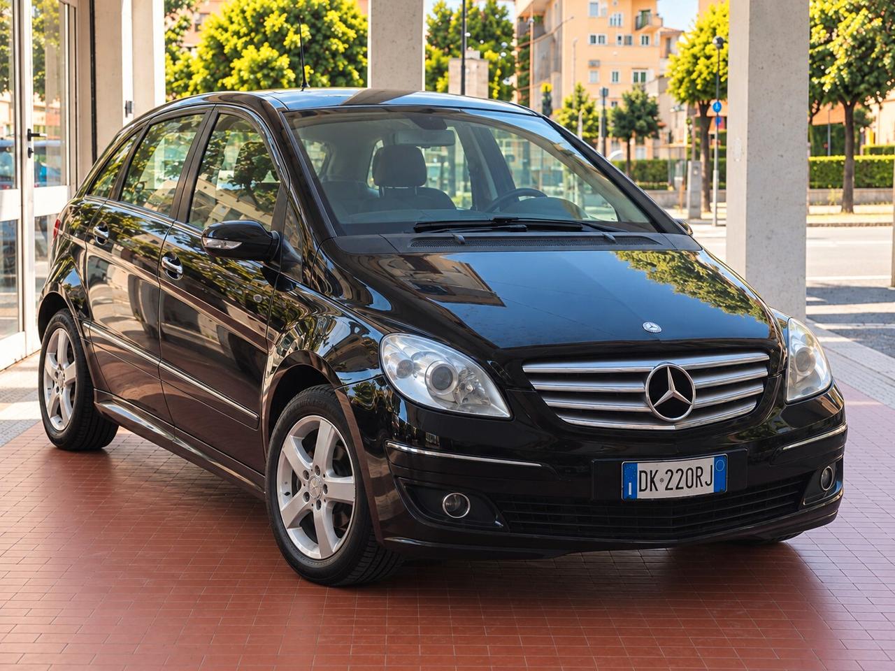 Mercedes-benz B 200 CDI SportMercedes-Benz B 200 CDI Premium Automatica – 140 CV – € 2.890Cambio automatico – 178.000 km – Doppie chiavi – Garanzia 12 mesi