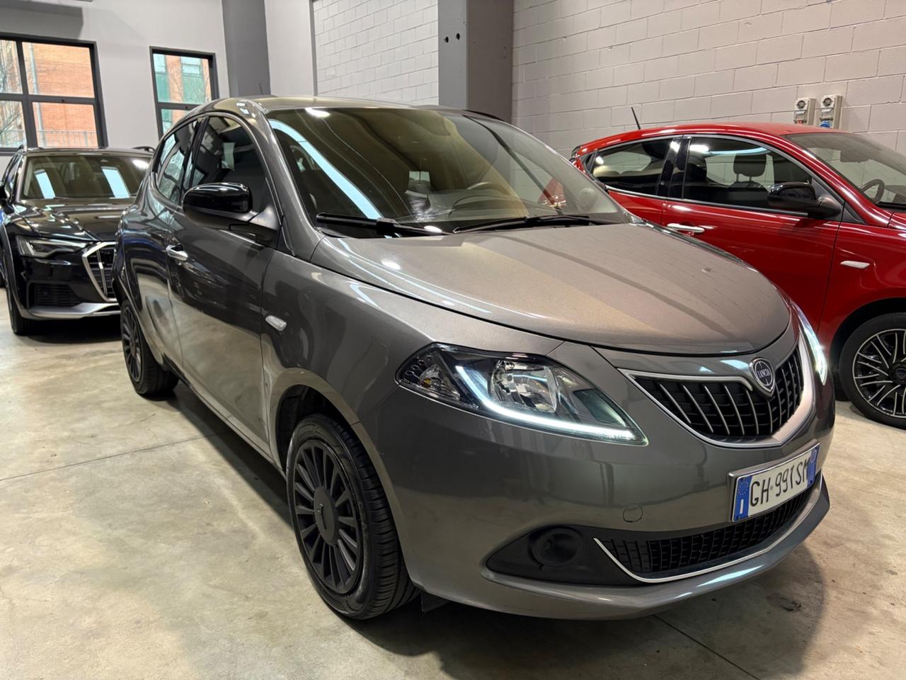Lancia Ypsilon 1.0 FireFly 5 porte S&S Hybrid Ecochic Silver posti