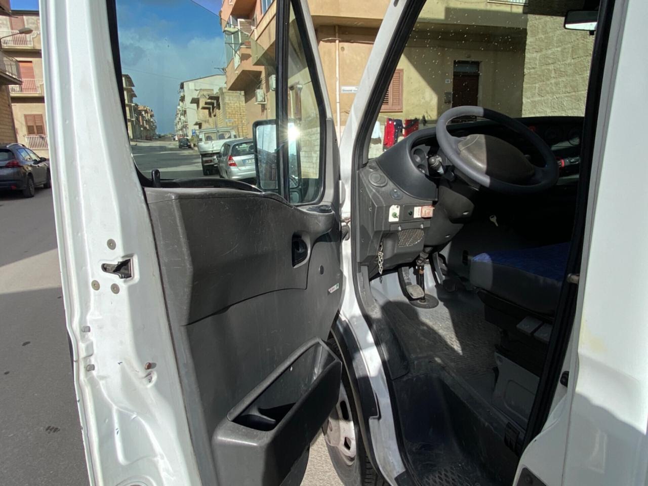 IVECO DAILY CON GRU PM 4000 con cassone fisso