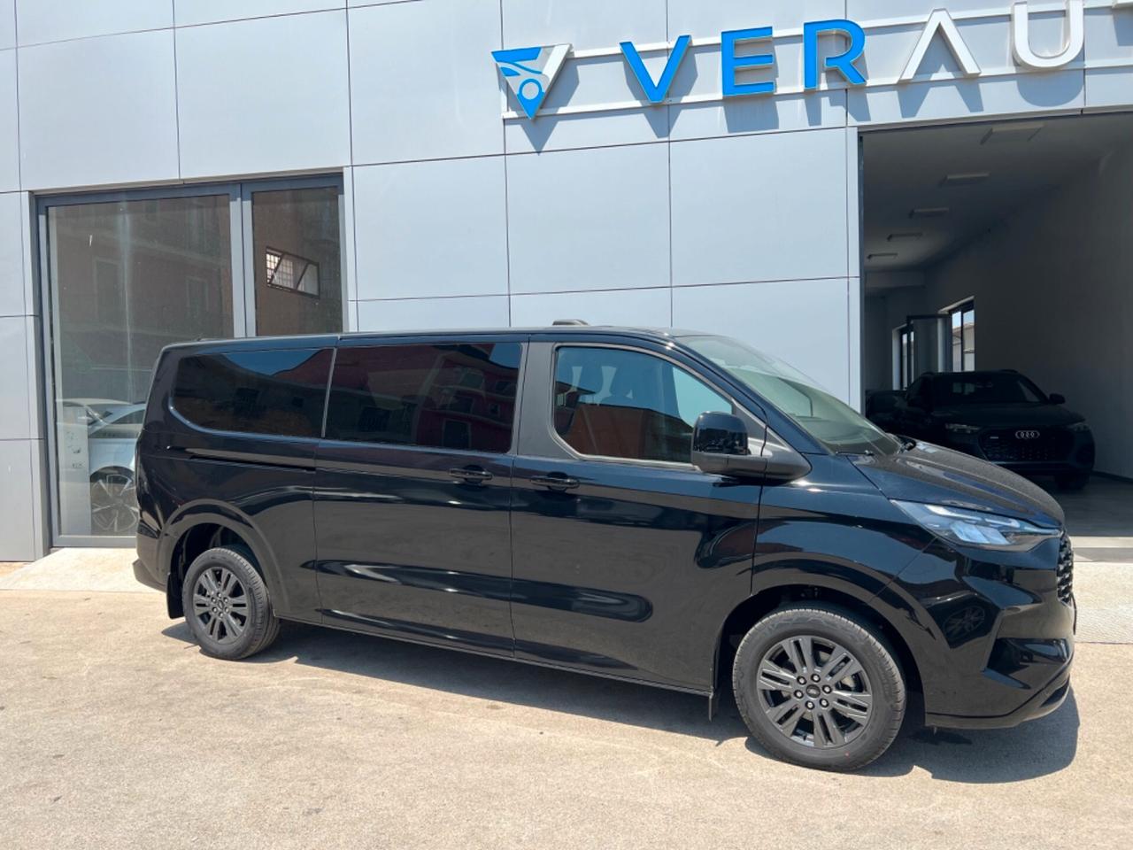 Ford Tourneo Custom custom 320 136cv platinum lounge - listino €59.300 - scontata €49.000