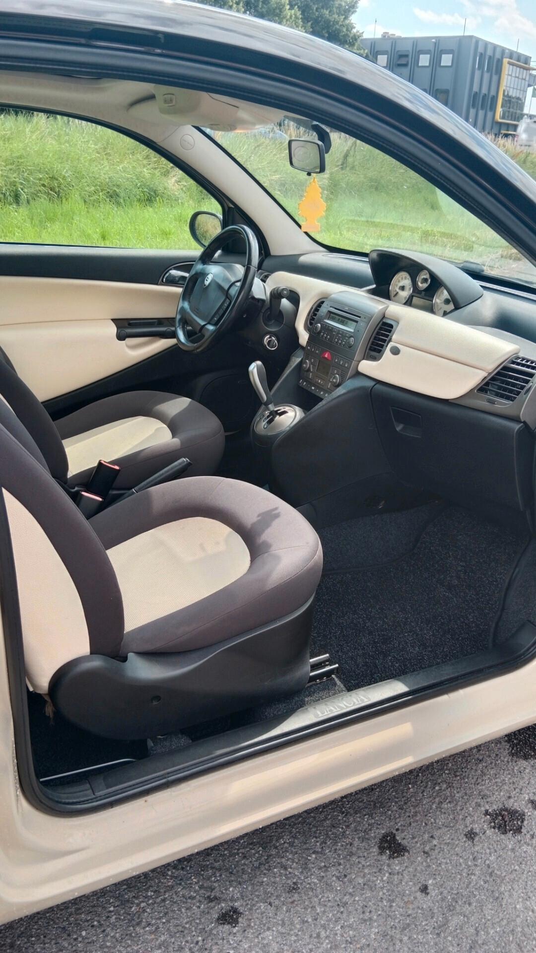 Lancia Ypsilon 1.4 16V Oro