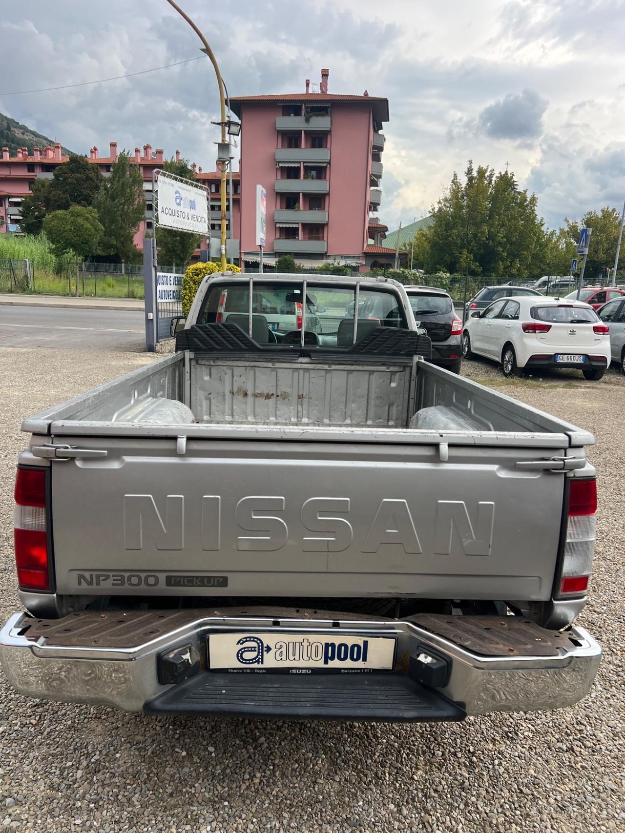 Nissan NP300 2.5 D 2P Cassone Lungo