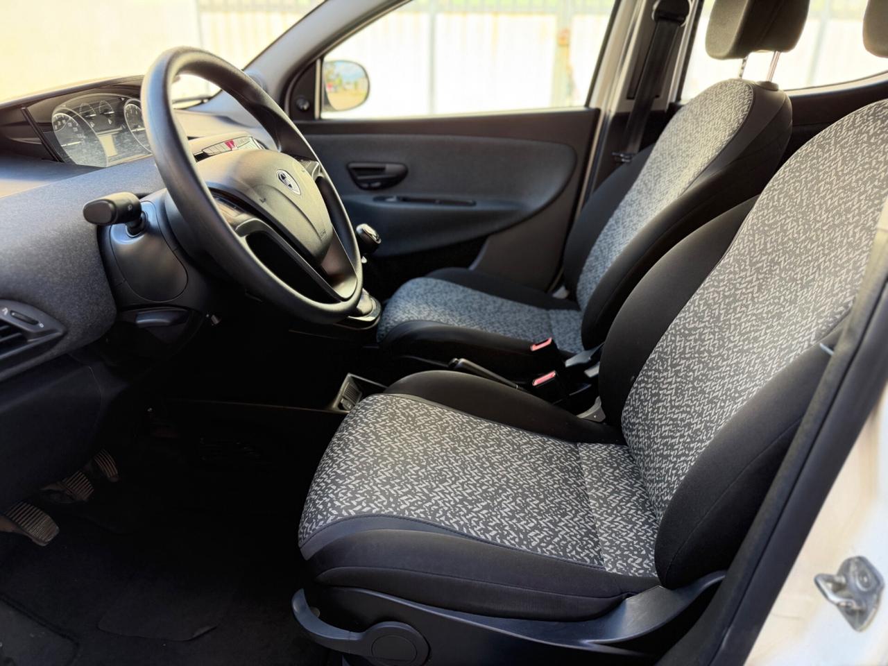 Lancia Ypsilon 1.0 FireFly 5 porte S&S Hybrid Ecochic Silver