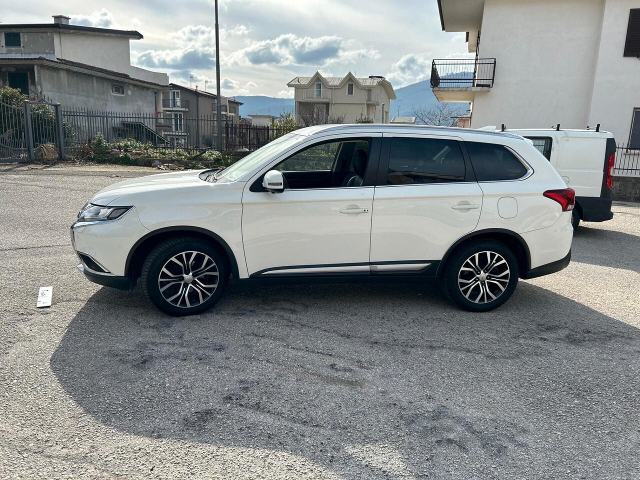 Mitsubishi Outlander 2.2 DI-D 4WD Instyle Plus SDA DIAMOND PACK 7 posti UNICO PROP