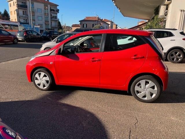 Toyota Aygo 1.0 VVT-i 69 CV 5 porte x-play NEOPATENTATI