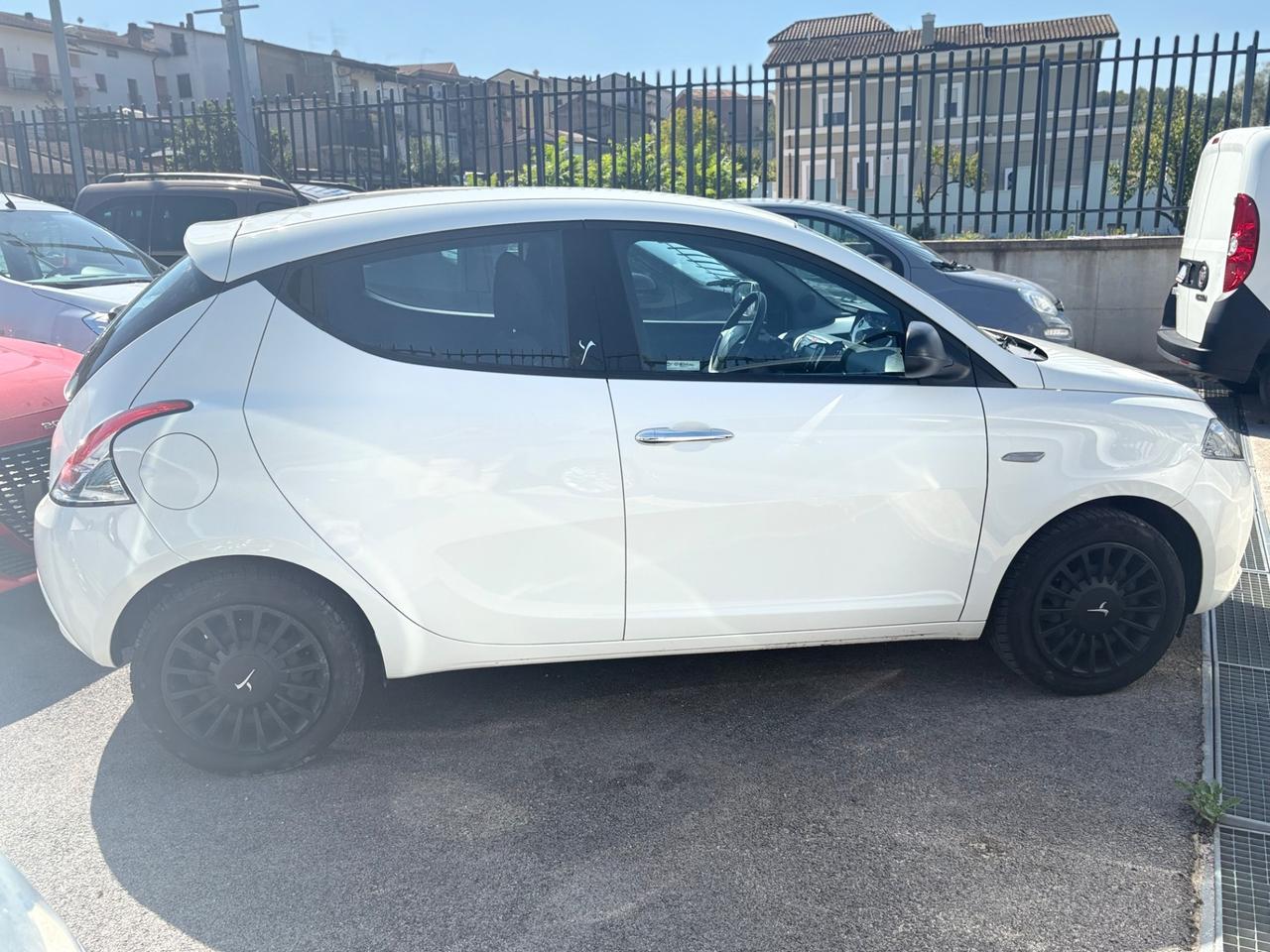 Lancia Ypsilon 1.2 69 CV 5P Gold UCONNECT Blue&Me