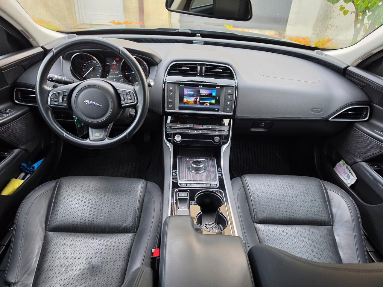 Jaguar XE 2.0 D Turbo aut. Portfolio