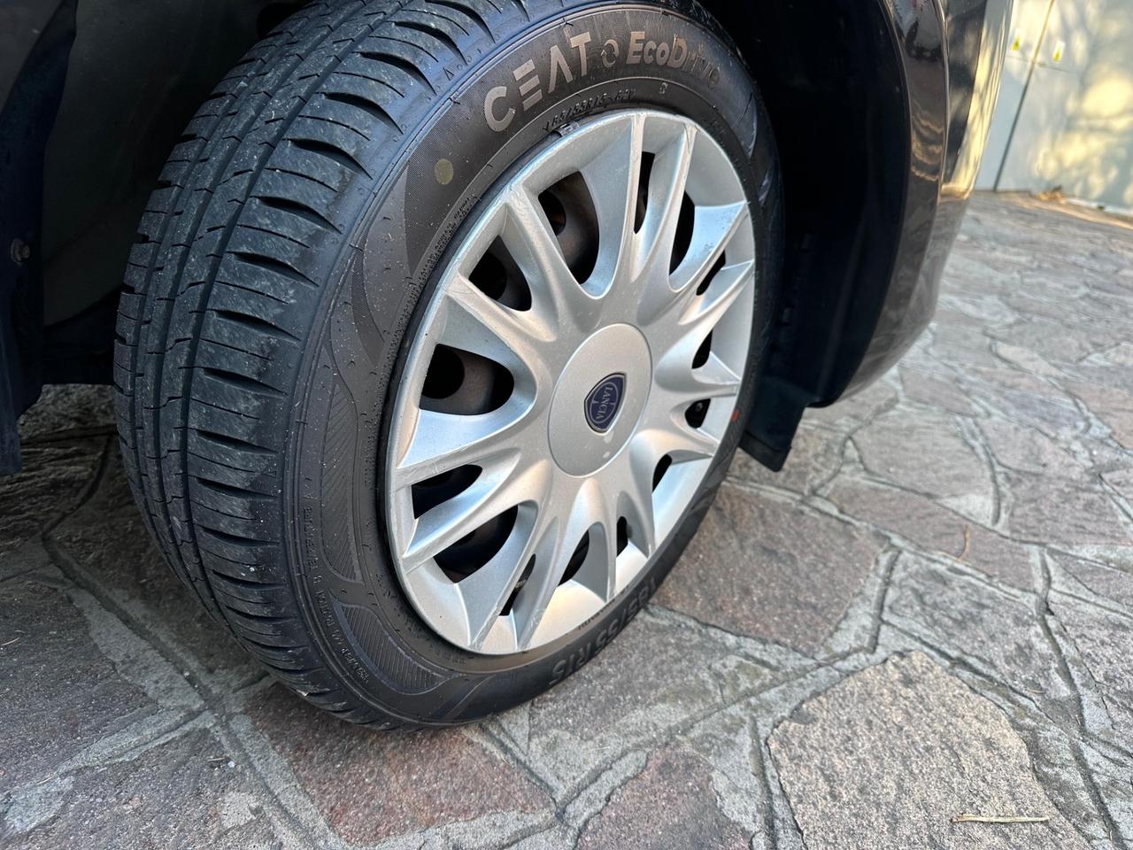 Lancia Ypsilon 1.2 69 CV 5 porte S&S Gold NEOPATENTATI