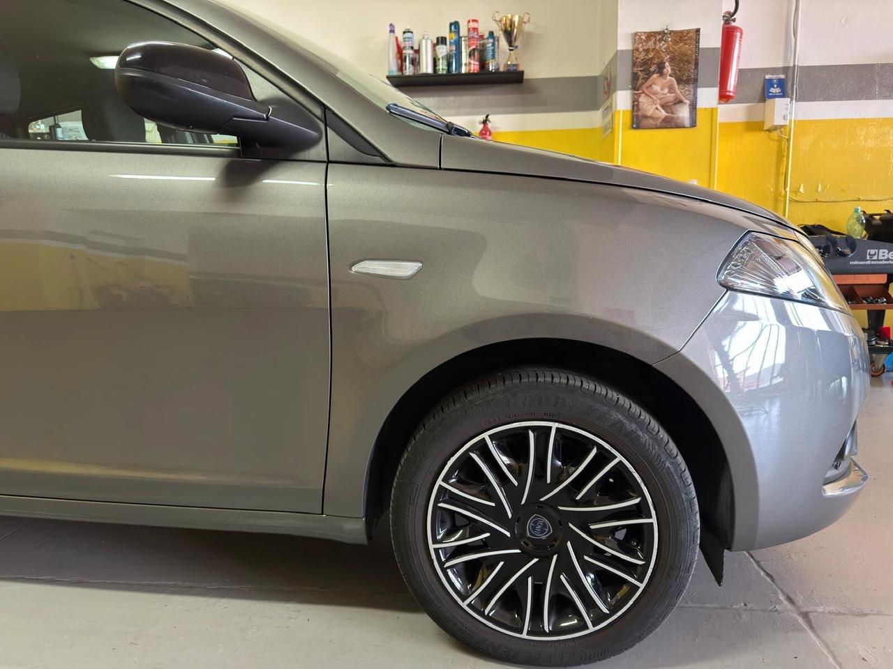 Lancia Ypsilon 1.0 FireFly 5 porte S&S Hybrid Ecochic Silver