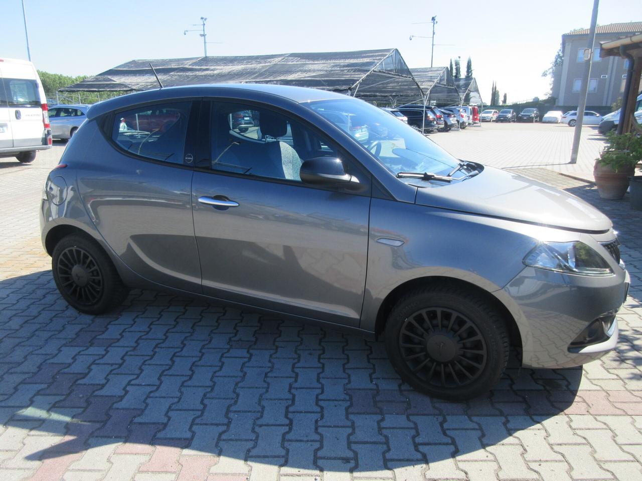 Lancia Ypsilon 1.0 FireFly 5 porte S&S Hybrid Ecochic Silver