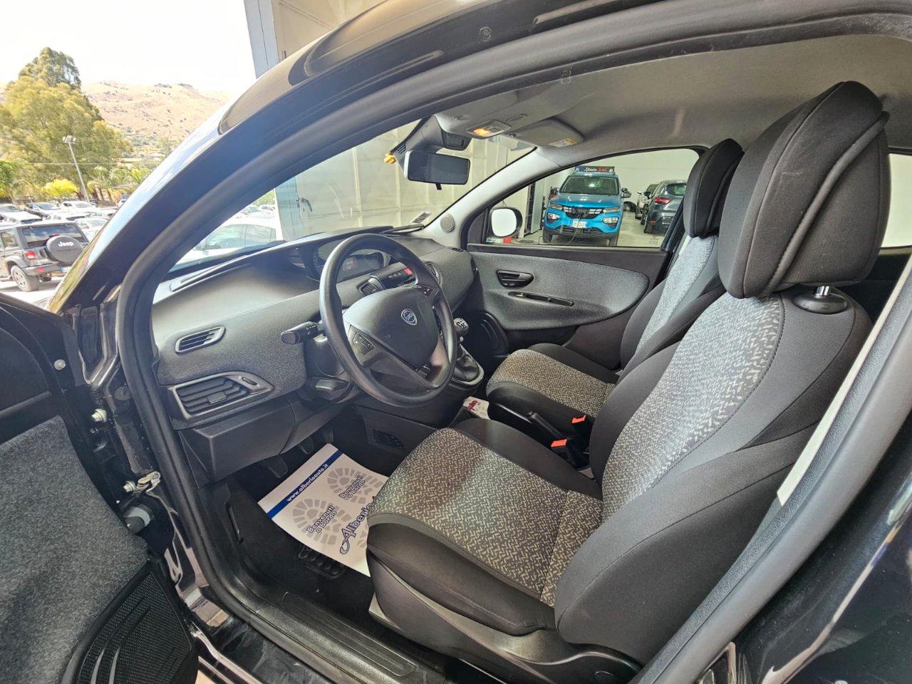 Lancia Ypsilon 1.0 firefly hybrid Silver s&s 70cv 5p.ti