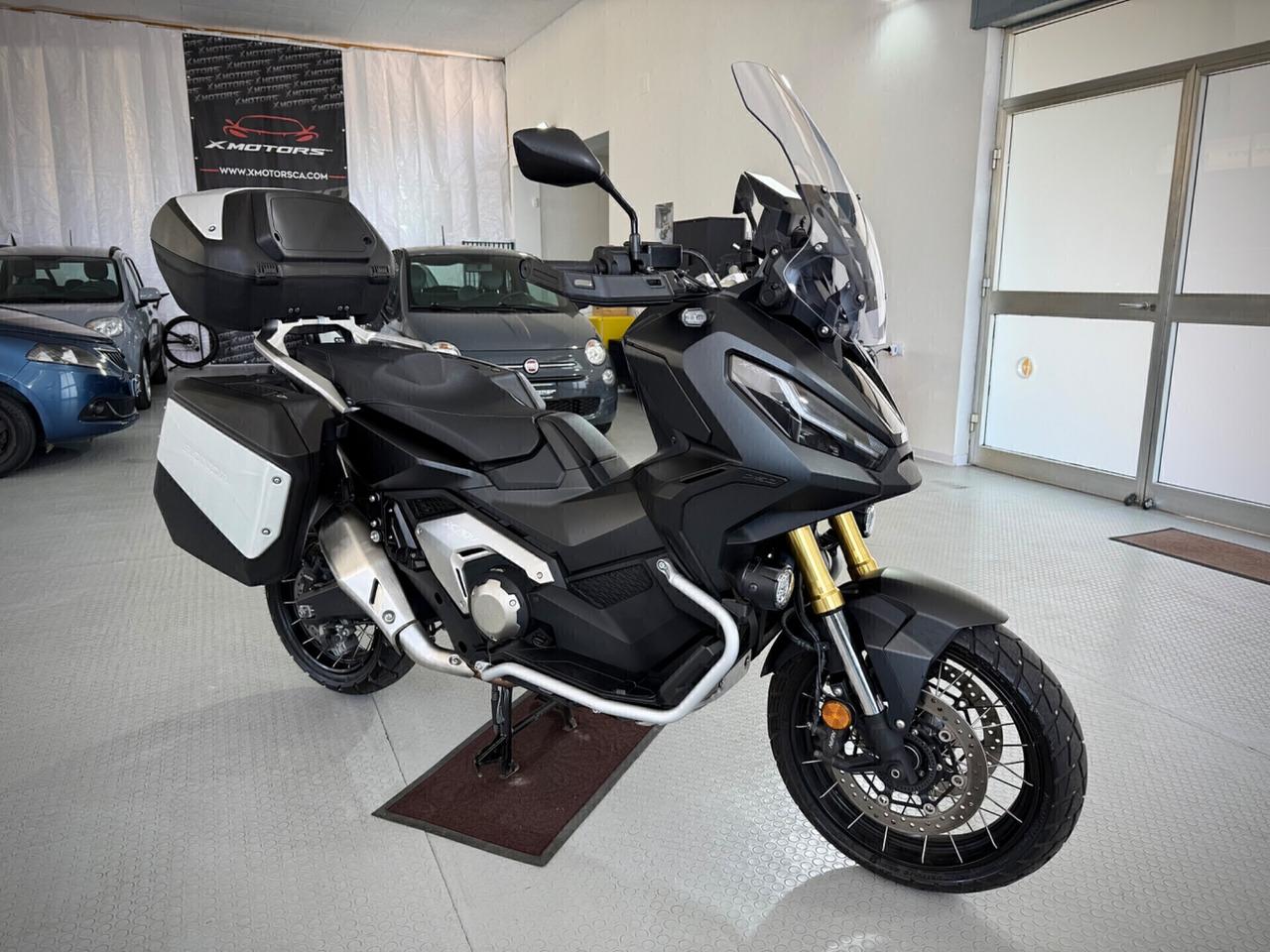 Honda X-ADV 750 con travel pack