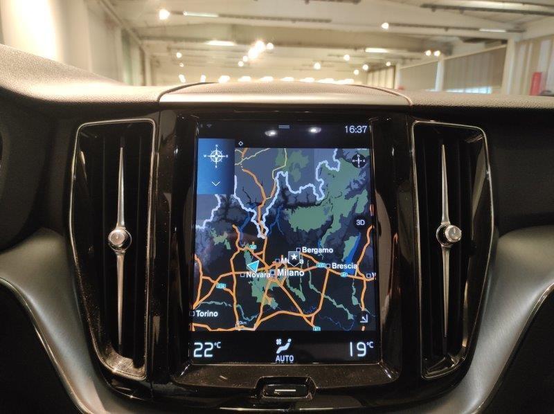 VOLVO XC60 (2017-->) - XC60 B4 (d) AWD Geartronic Momentum