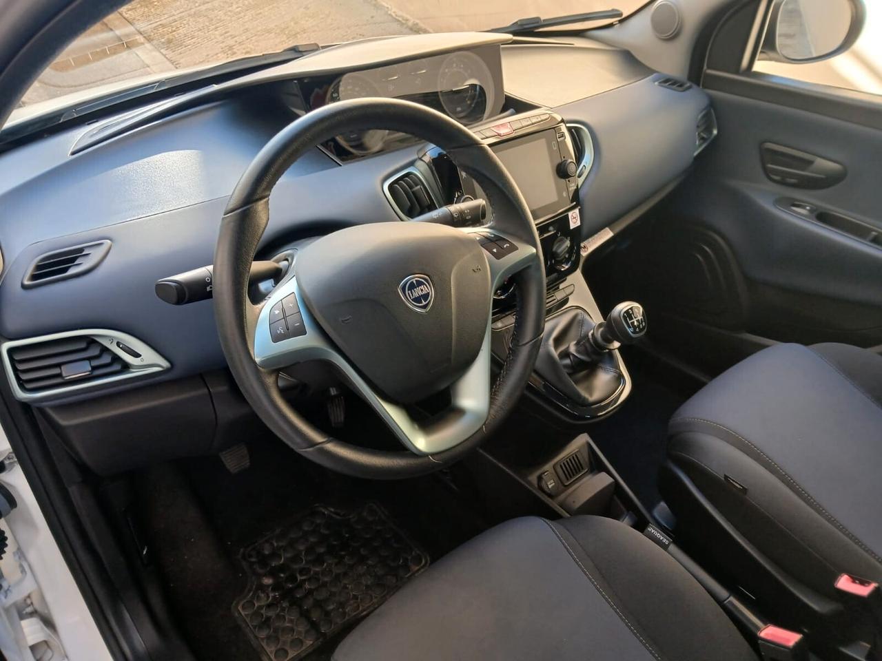 Lancia Ypsilon 1.0 FireFly 5 porte S&S Hybrid Platino