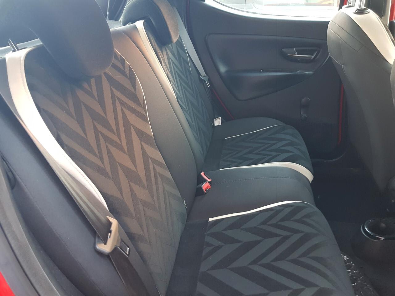 Lancia Ypsilon 1.2 69 CV 5 porte Silver GPL