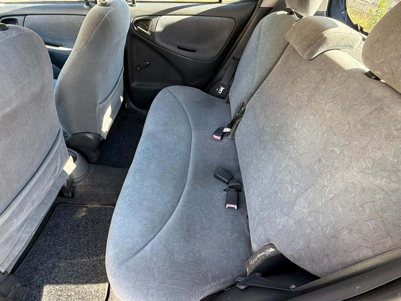 Toyota Yaris 1.0i 16V cat 5 porte Sol