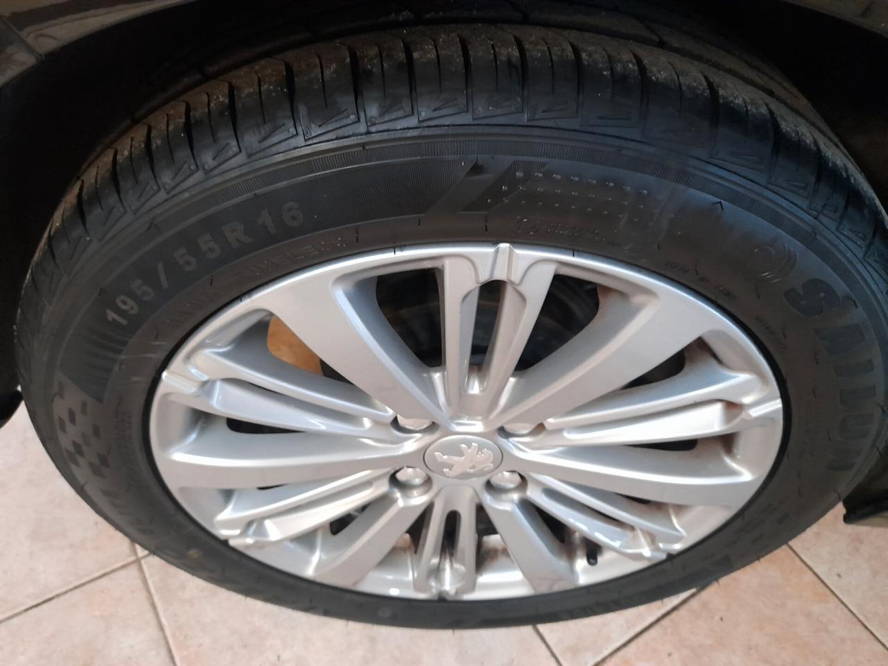 Peugeot 208 PureTech 82 5 porte Allure