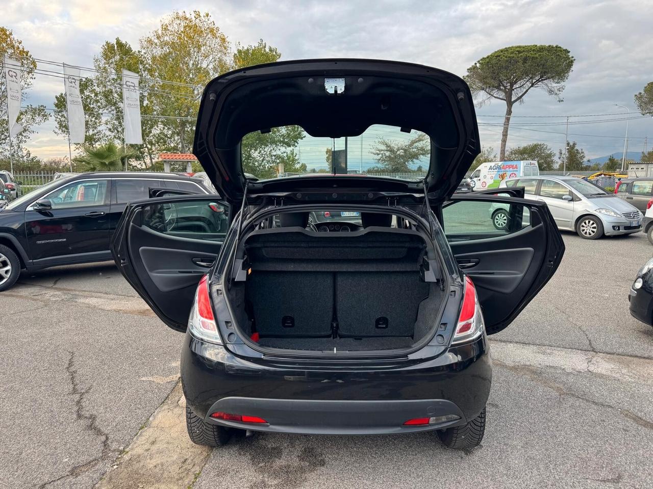 Lancia Ypsilon 0.9 TWINAIR 85CV DFN AUTOM GOLD 2012