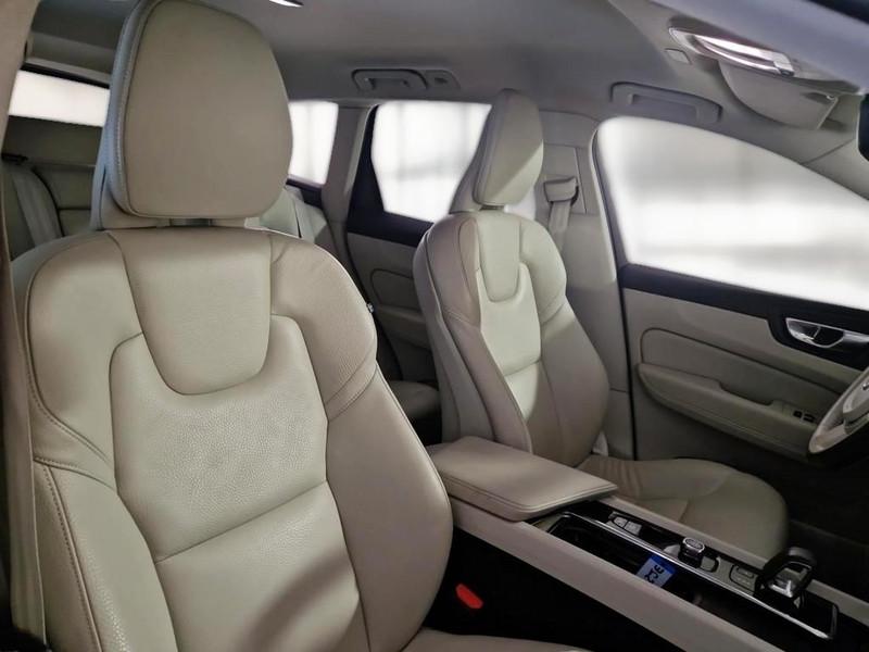 VOLVO XC60 B4 D automatico Momentum Pro