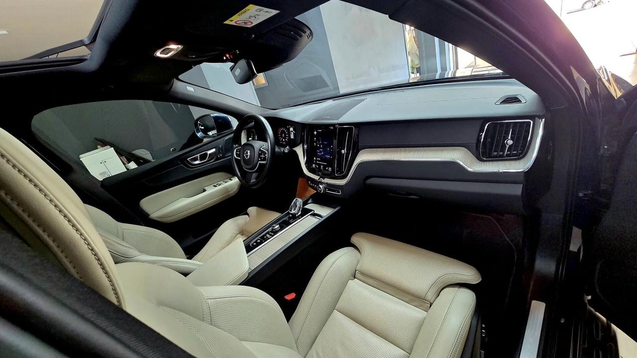 VOLVO XC60 B5 2.0 AWD ISCRIPTION MHEV 235cv STUPENDA