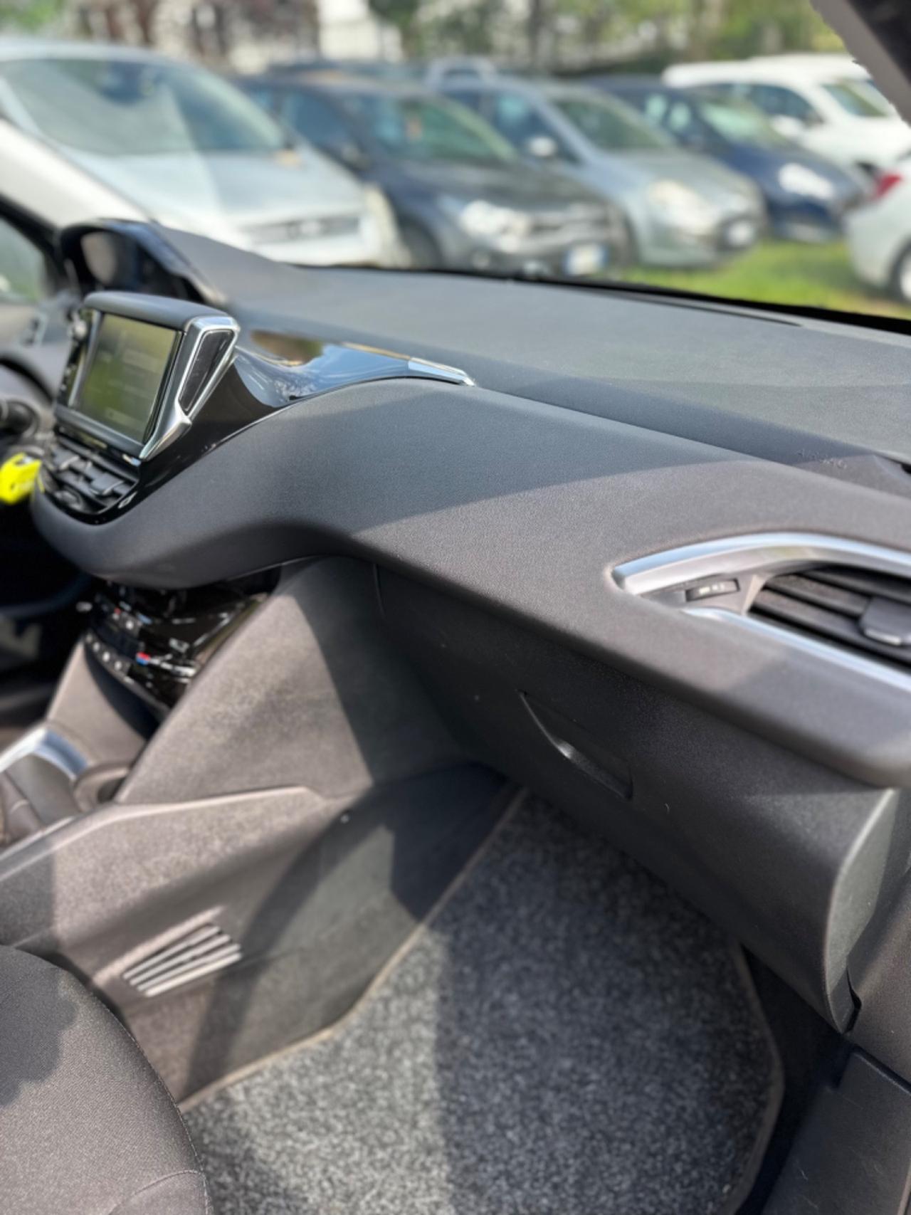 Peugeot 208 1.4 HDi 68 CV 5P ALLURE NEOPAT KMCERT