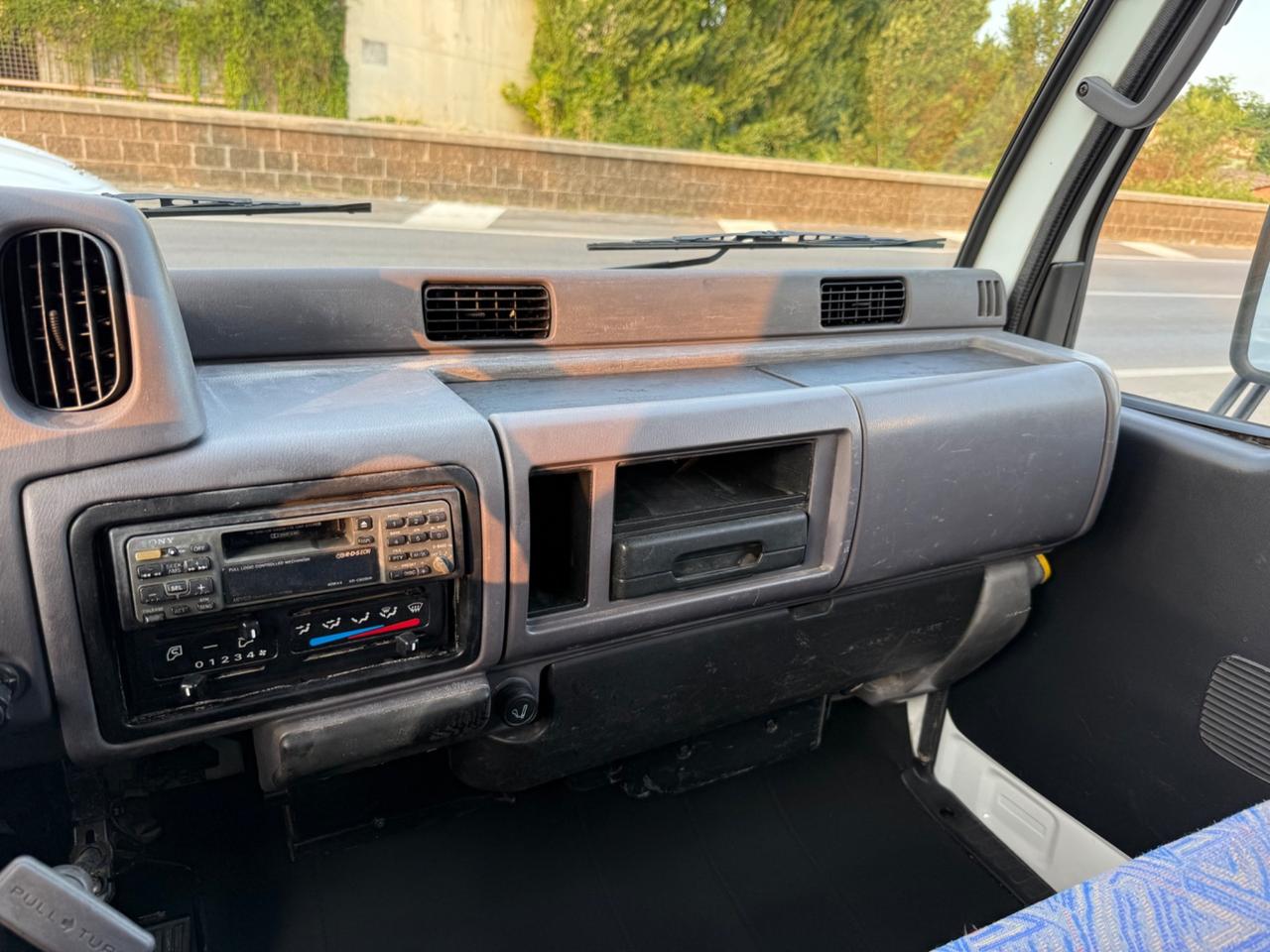 Nissan Cabstar 110 ribaltabile trilaterale