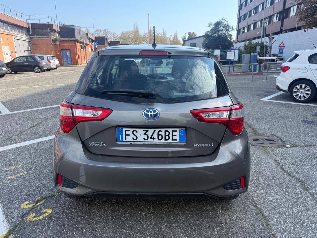 Toyota Yaris 1.5 hybrid trend gray edition