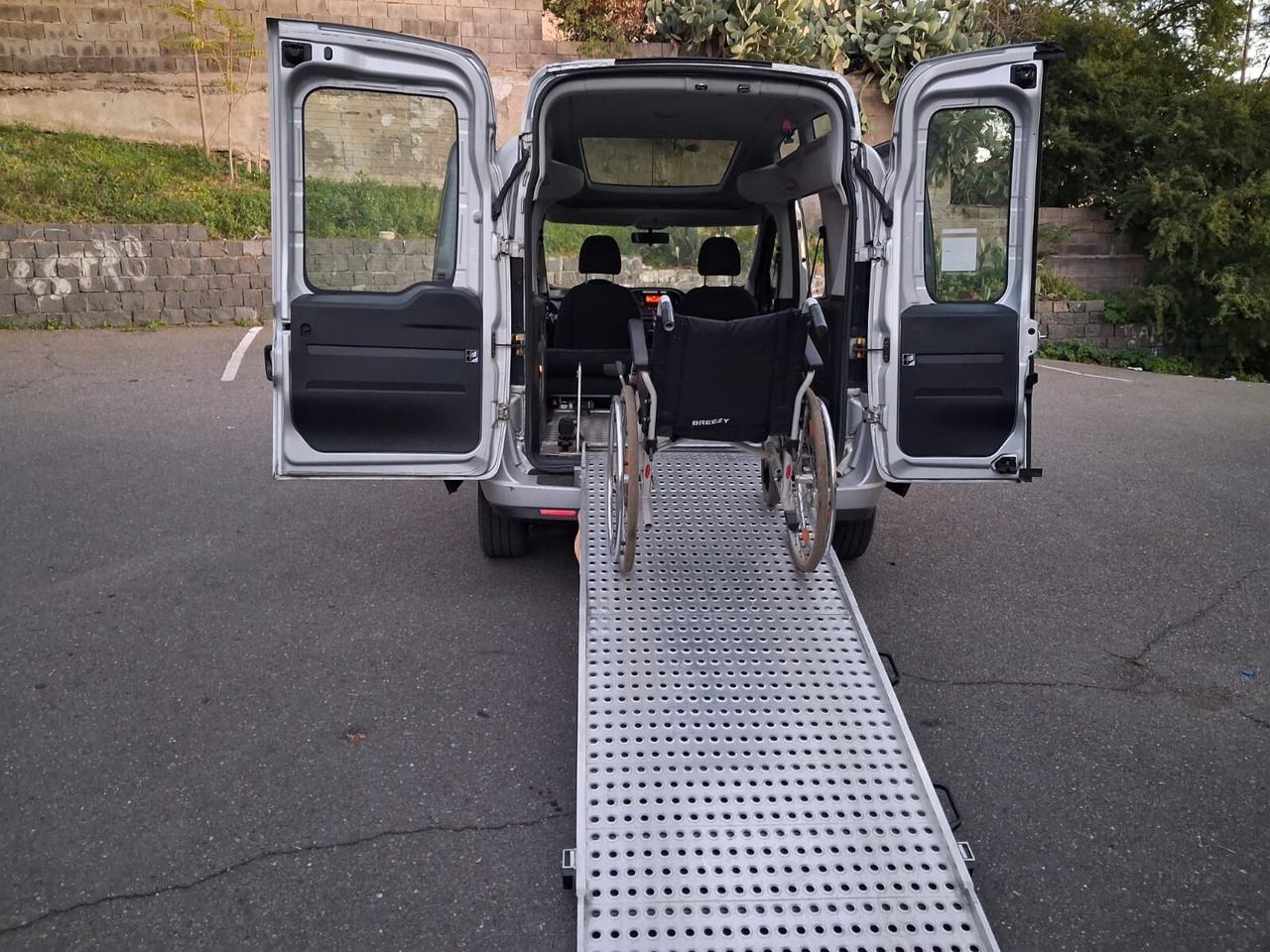Fiat Doblo Con rampa manuale trasporto disabili in carrozzina