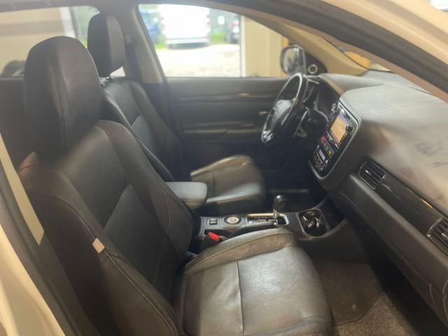 MITSUBISHI Outlander 2.2 DI-D 4WD Instyle Plus SDA 7 posti