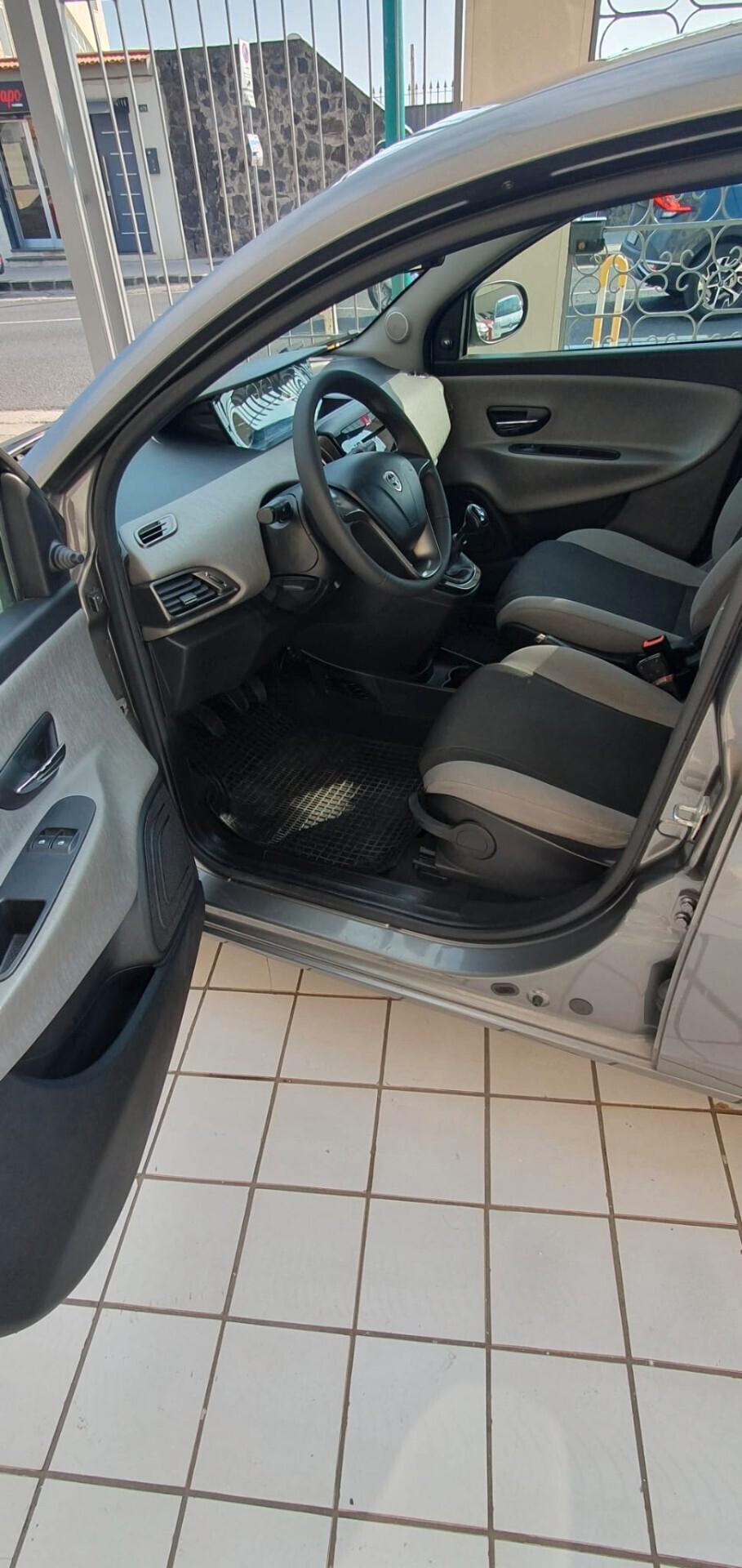 Lancia Ypsilon 1.3 MJT 95 CV Gold