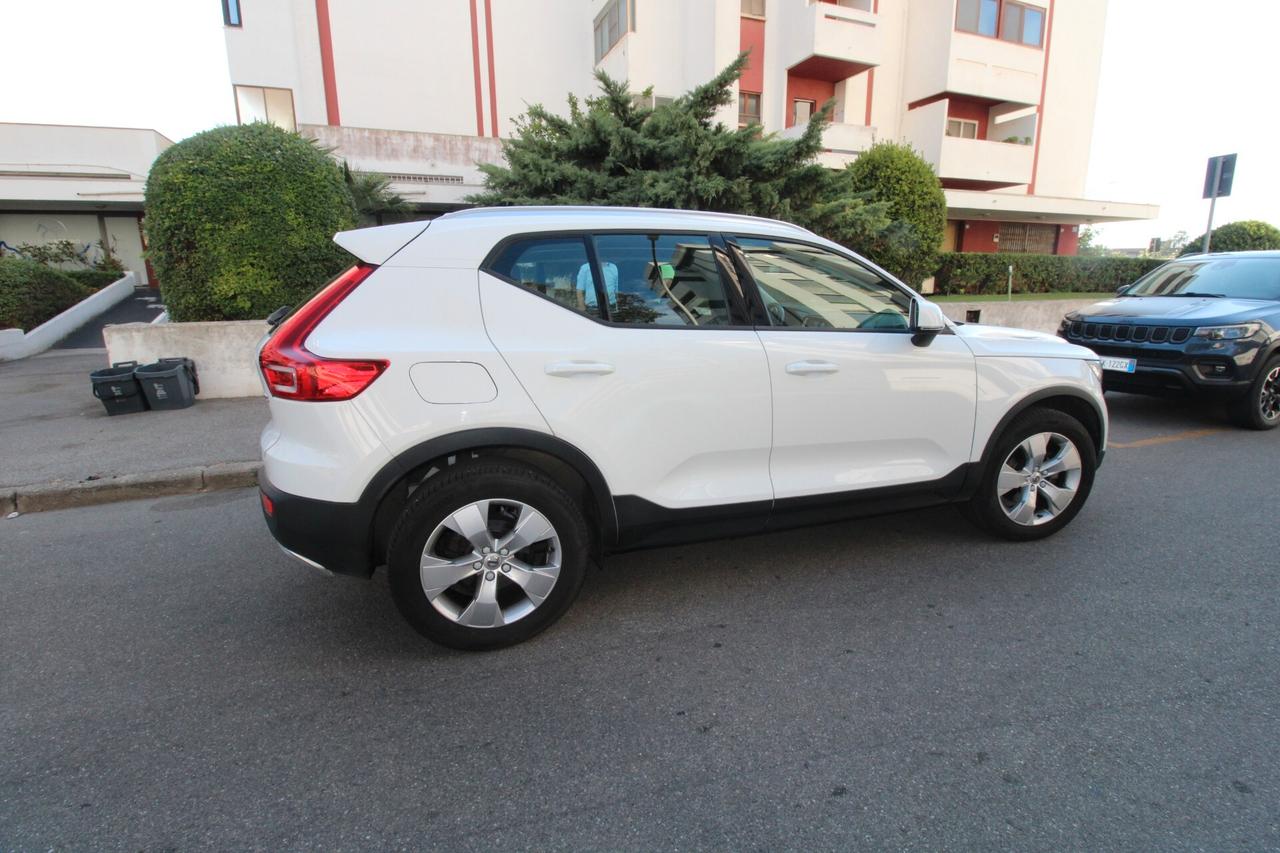 VOLVO XC40 MOMENTUM