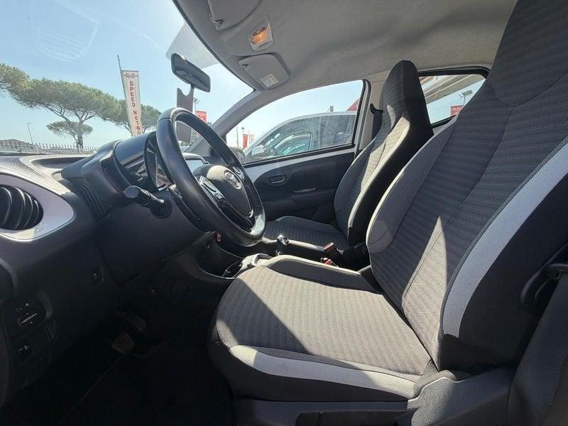 Toyota Aygo 1.0 VVT-i x-play MMT Automatica! RETROCAMERA