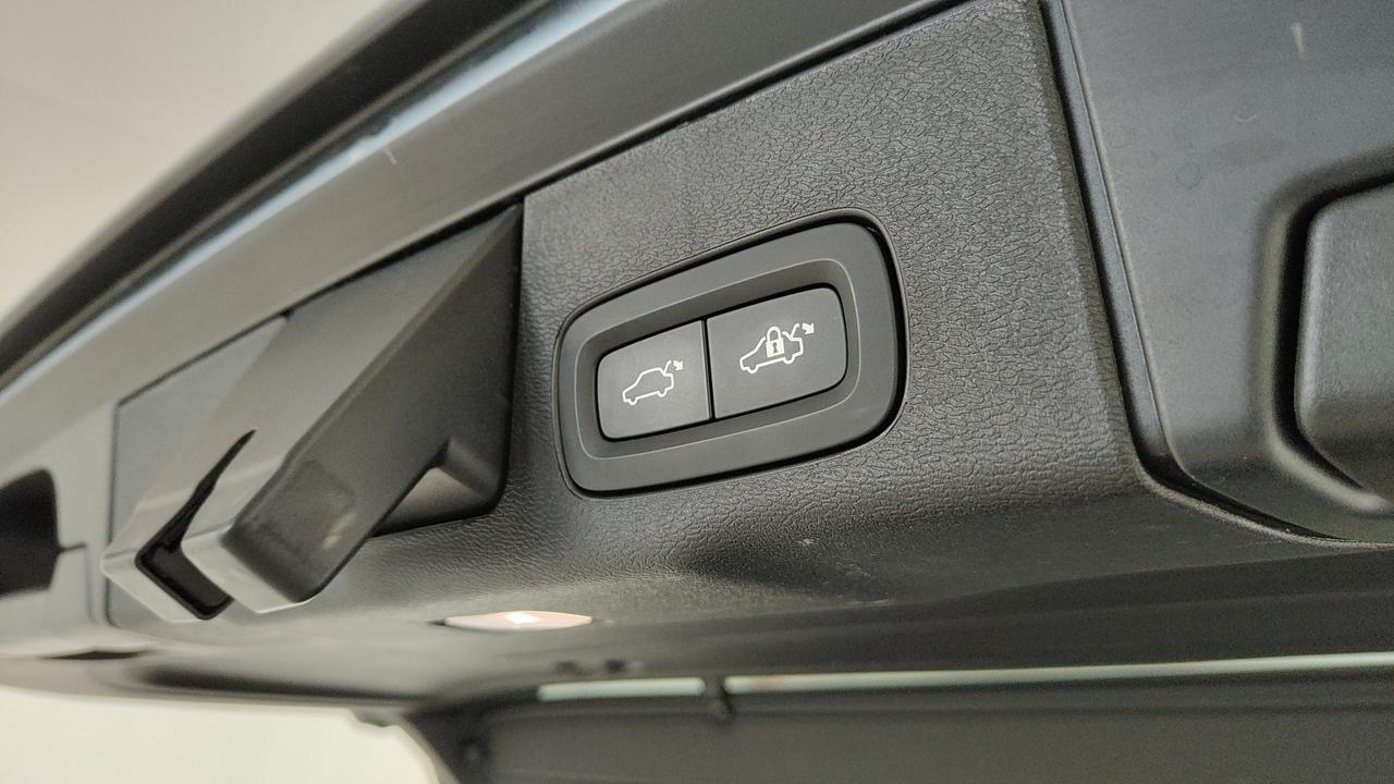 VOLVO XC60 2.0 b5 Plus Dark awd auto